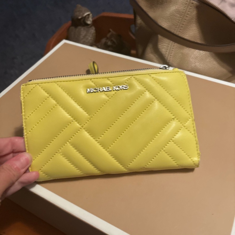 🌸 Michael Kors Lemon Quilted Wallet 🌸